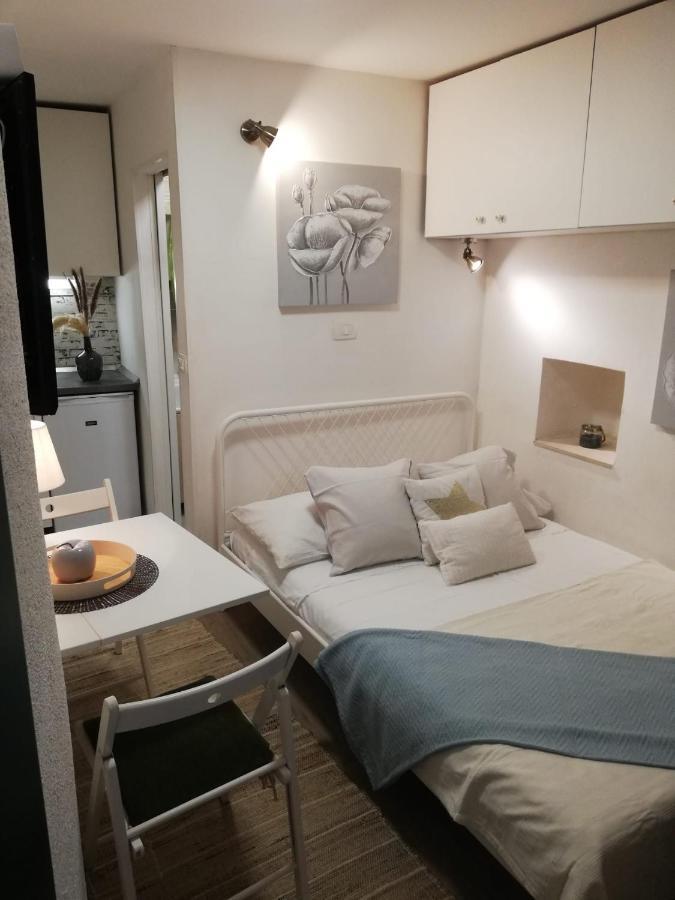 Tiny Studio In City Center Stone House Split Exterior foto